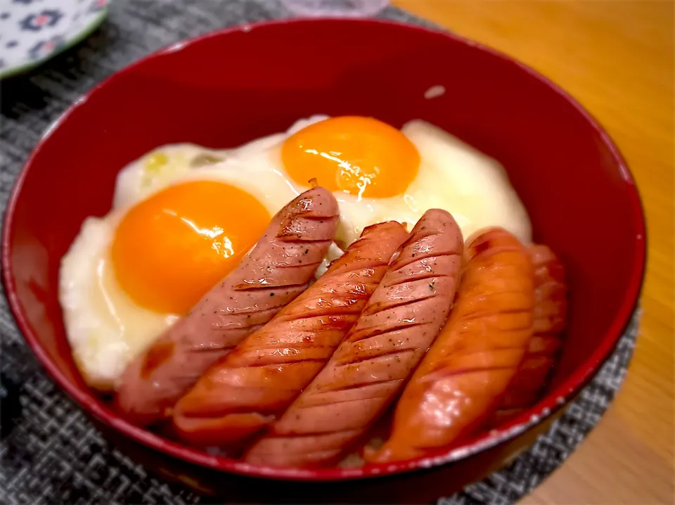 Snapdishの料理写真:ウィンナー2種食べ比べ丼|nana 🍅さん