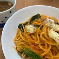 エビとほうれん草のトマトクリームパスタ＋ブリーチーズ乗せ