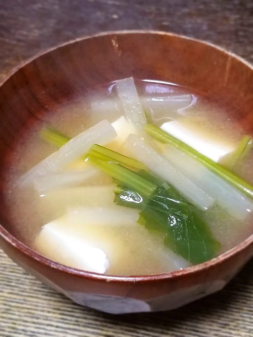 Snapdishの料理写真:パパ作👨大根と豆腐とかぶの葉の味噌汁|ぱんだのままんさん