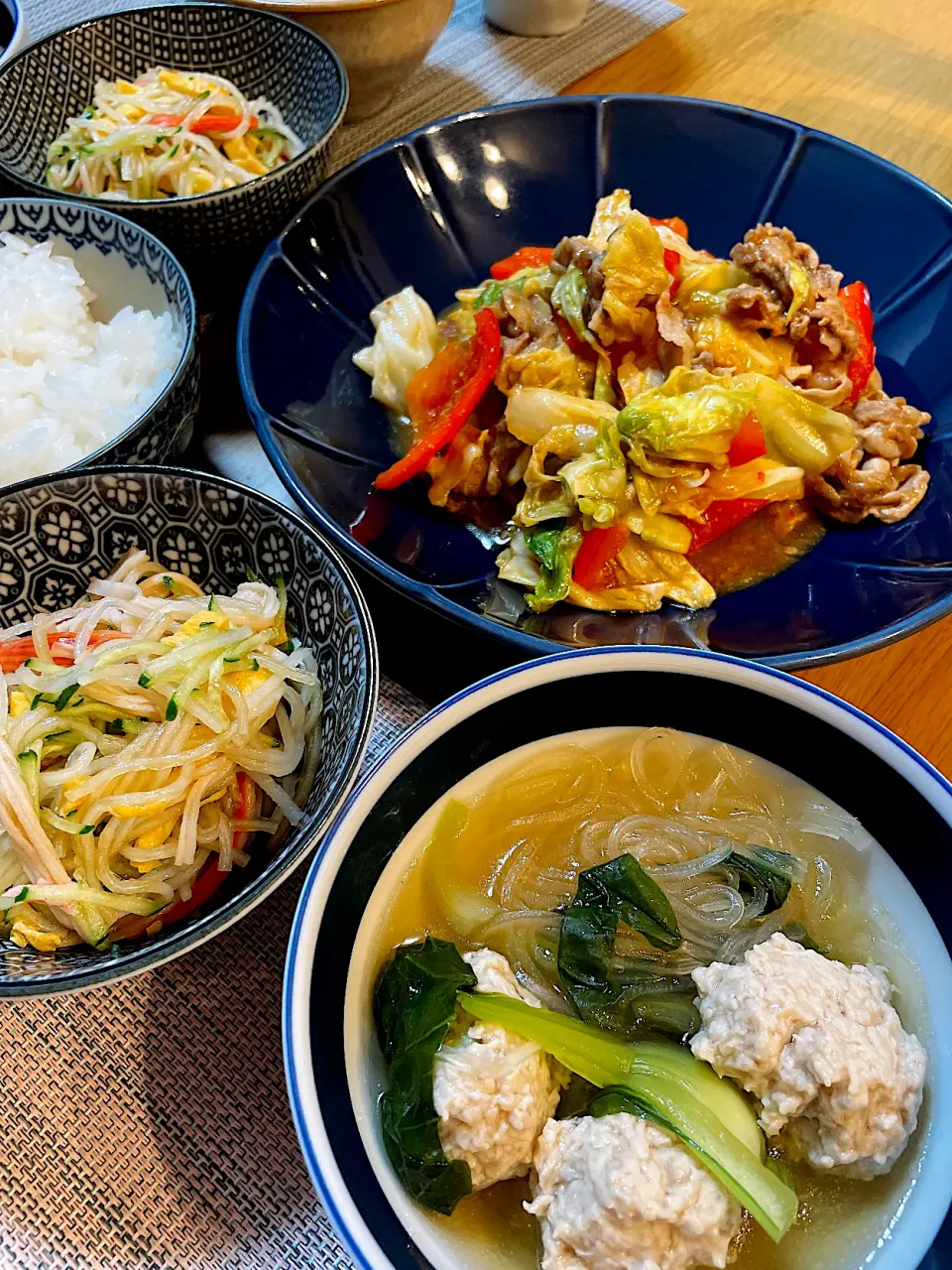 Snapdishの料理写真:中華な晩御飯ー回鍋肉、春雨サラダ、鶏団子の中華スープ|Mikaさん