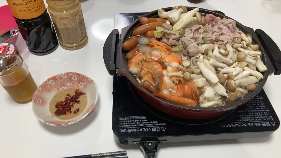 Snapdishの料理写真:晩御飯(^^)今日も鍋。キャベツ、白菜、しめじ、豚こま、海老、ウインナー。母以外はご飯付き🍚|Saharaさん