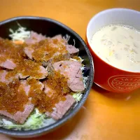 Snapdishの料理写真:ローストビーフ丼とクラムチャウダー|Kanaさん