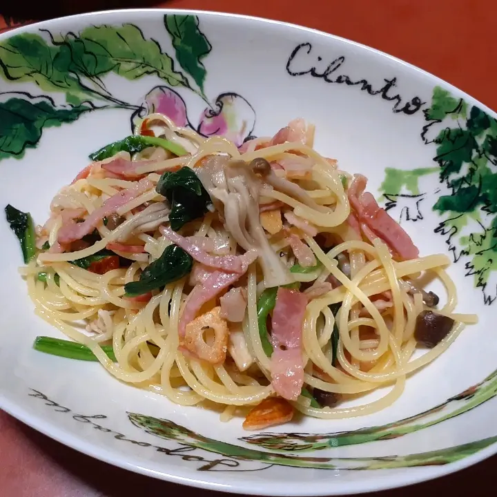 昨夜は、父のリクエストでペペロンチーノ❤️

具だくさんのペペロンチーノ作りました🌿
ニンニクモリモリ🧄、赤唐辛子少なめに、ベーコン・舞茸・えのき・しめじ・ほうれん草で。

にっこり笑顔の父に出逢えました。|ゆっこさん