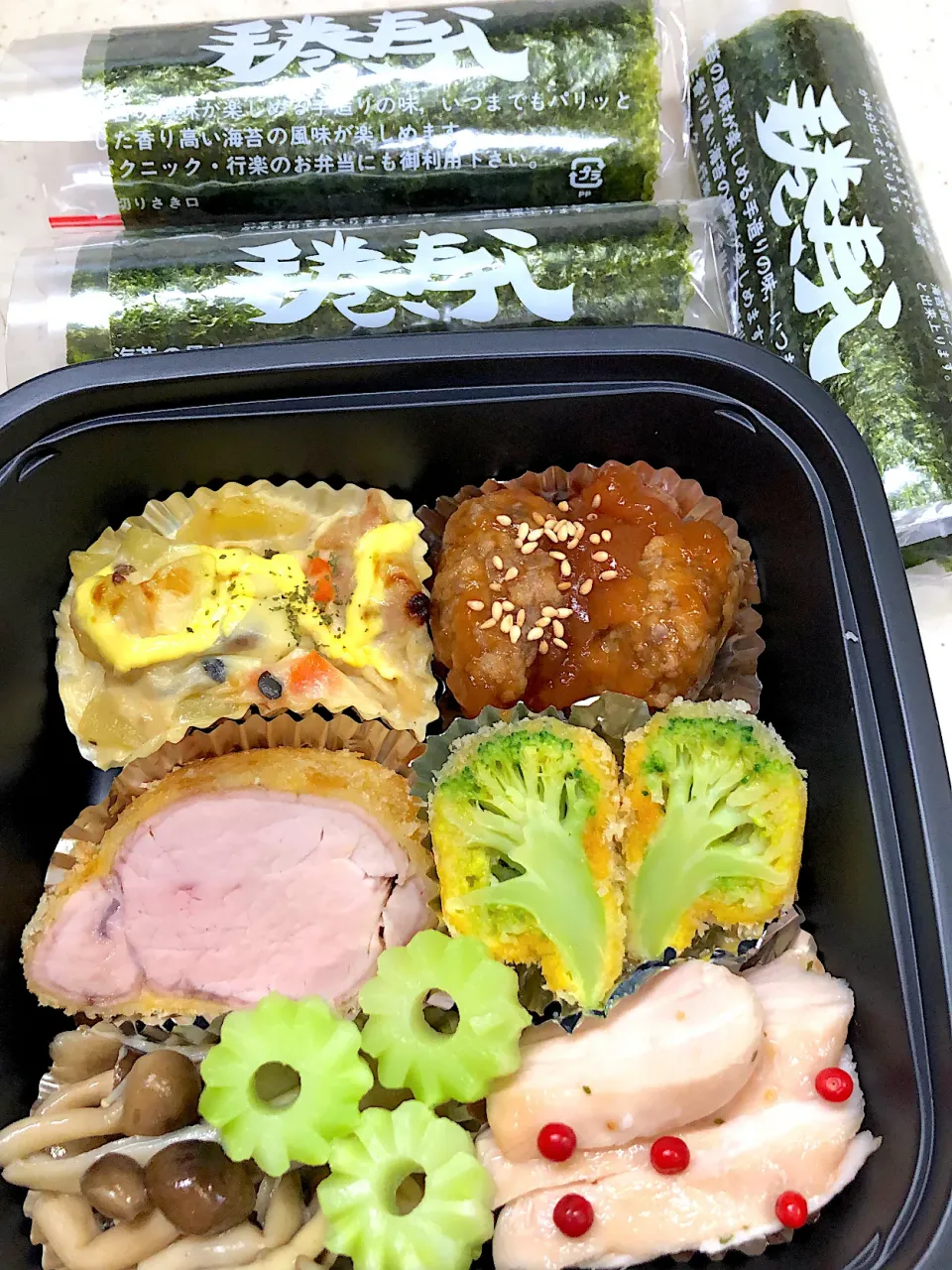 Snapdishの料理写真:厚切りヒレカツ弁当|teteさん