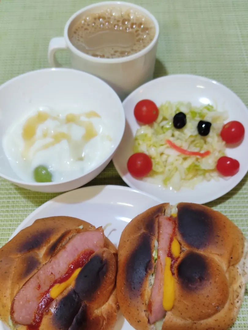 Snapdishの料理写真:胚芽ロールパンを購入した理由

しばらくは家の残り物で朝食を作ろうと思っていました。
必要最小限の食材だけを買いにスーパーを訪れたところ、胚芽ロールパンが安い！
またスーパーの策略にハマってしまいました。
次は屈しないぞ！|Rピージャーさん