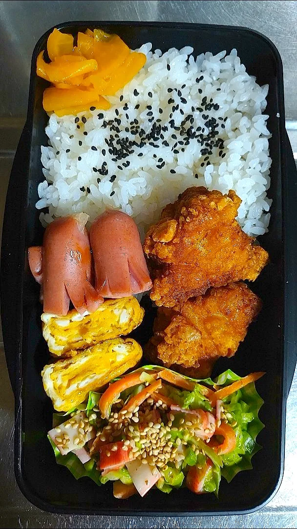 旦那弁当　2022/11/5

鶏の竜田揚げ
タコさんウインナー
玉子焼き
カニカマとキャベツとニンジンのゴマドレあえ|ユキヨメ♪さん