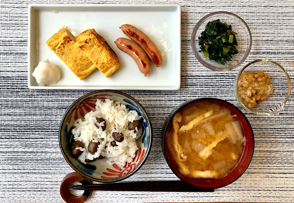 今日のあさげ　むかごご飯、大根のお味噌汁、燻製屋ソテー、だし巻き卵、納豆、大根の葉っぱのふりかけ　「和」の物が食べたくて… 朝からがっつり行きました。　旦那がツマの練習をしたので大根だらけのお味噌汁に😅|BUBUさん