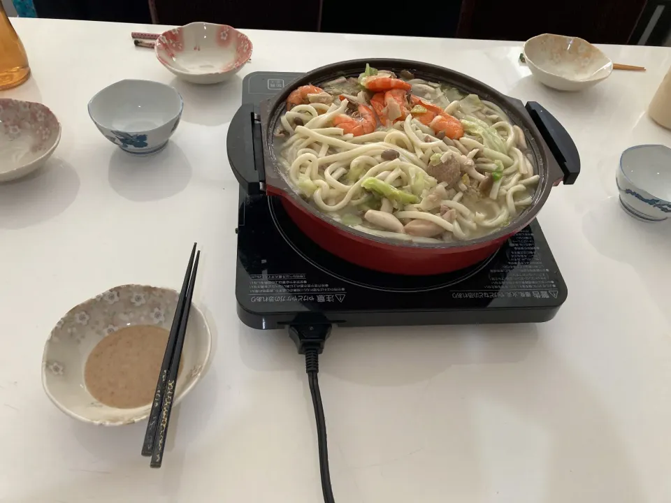 Snapdishの料理写真:お昼ごはん(^^)昨日の残りで煮込みうどん。|Saharaさん