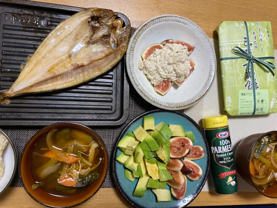 いちぢくの白あえ、ほっけ、味噌汁、アボカドといちぢくのバルサミコソース、三井寺力餅|1614さん