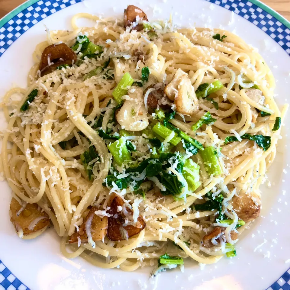 Snapdishの料理写真:しらす🐟と大根の葉っぱ🥬のニンニク🧄たっぷりのペペロンチーノ🍝|Jean Nobyさん