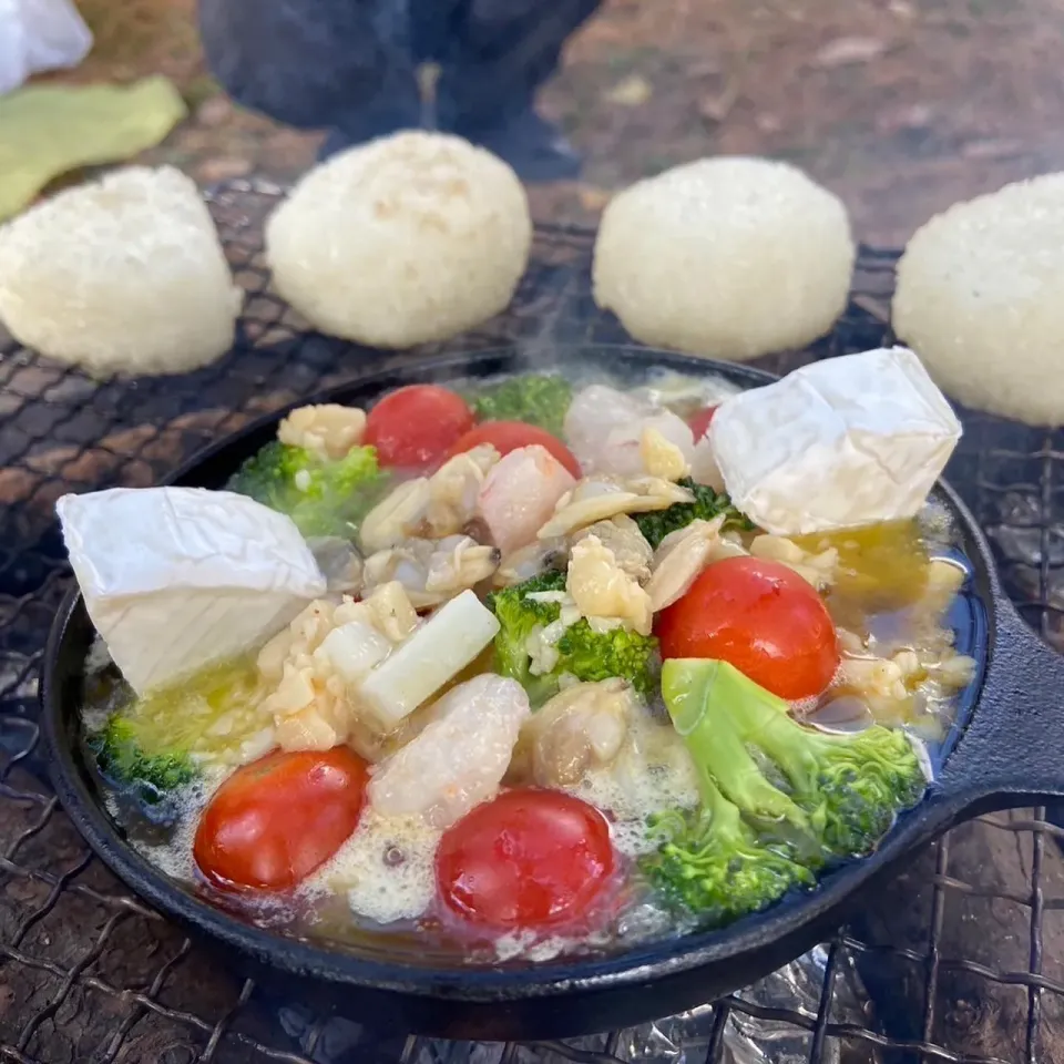 キャンプ飯⛺️アヒージョとおにぎり|とももさん