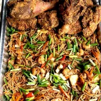 chow mein stir fry, with crispy fried chicken|official_chef_miraさん