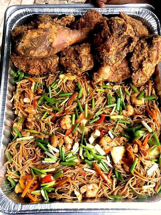 chow mein stir fry, with crispy fried chicken|official_chef_miraさん