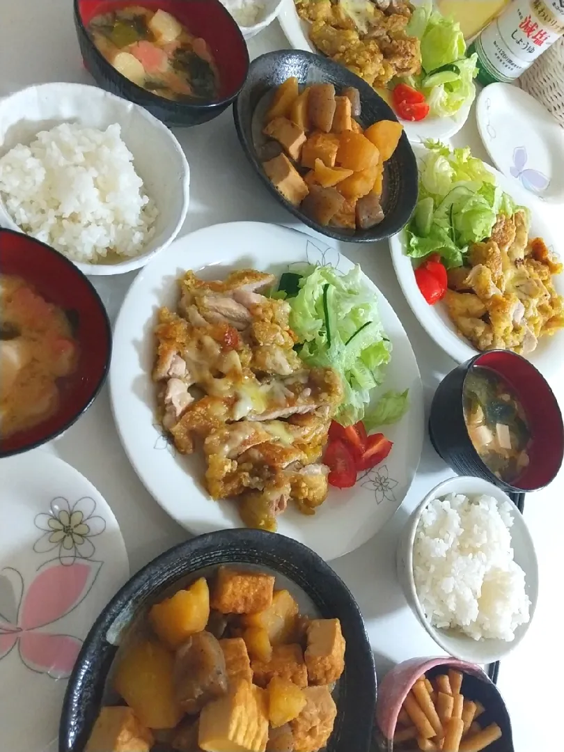 夕食(*^^*)
チキンチーズソテーカレー風味&サラダ🥗
煮物(厚揚げ、じゃがいも、こんにゃく)
漬け物
お味噌汁(お麩、豆腐、ワカメ)|プリン☆さん