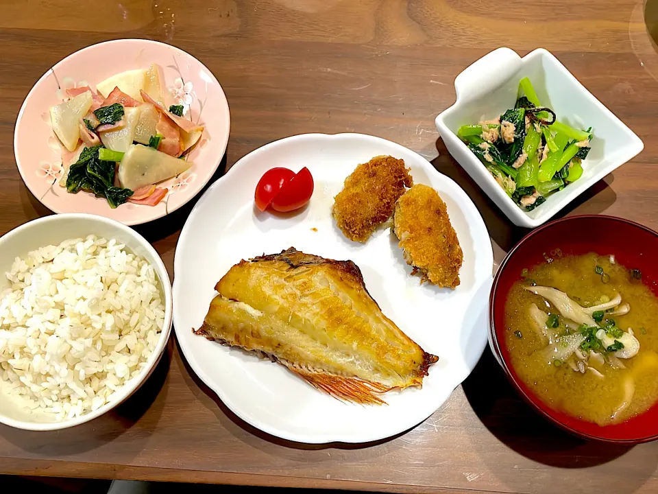 赤魚の干物　カキフライ　まいたけとごぼうの味噌汁　小松菜のツナ和え　かぶとベーコンのコンソメ炒め|おさむん17さん