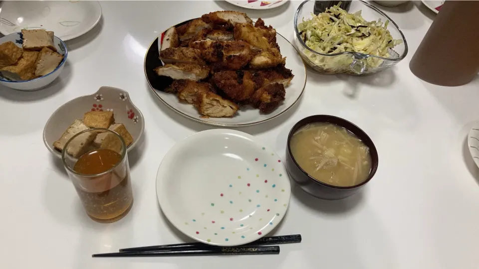 晩御飯(^^)☆チキンカツ（６枚）☆キャベツの塩昆布サラダ☆厚揚げの炊いたん☆みそ汁（じゃが芋、玉葱、えのき）|Saharaさん