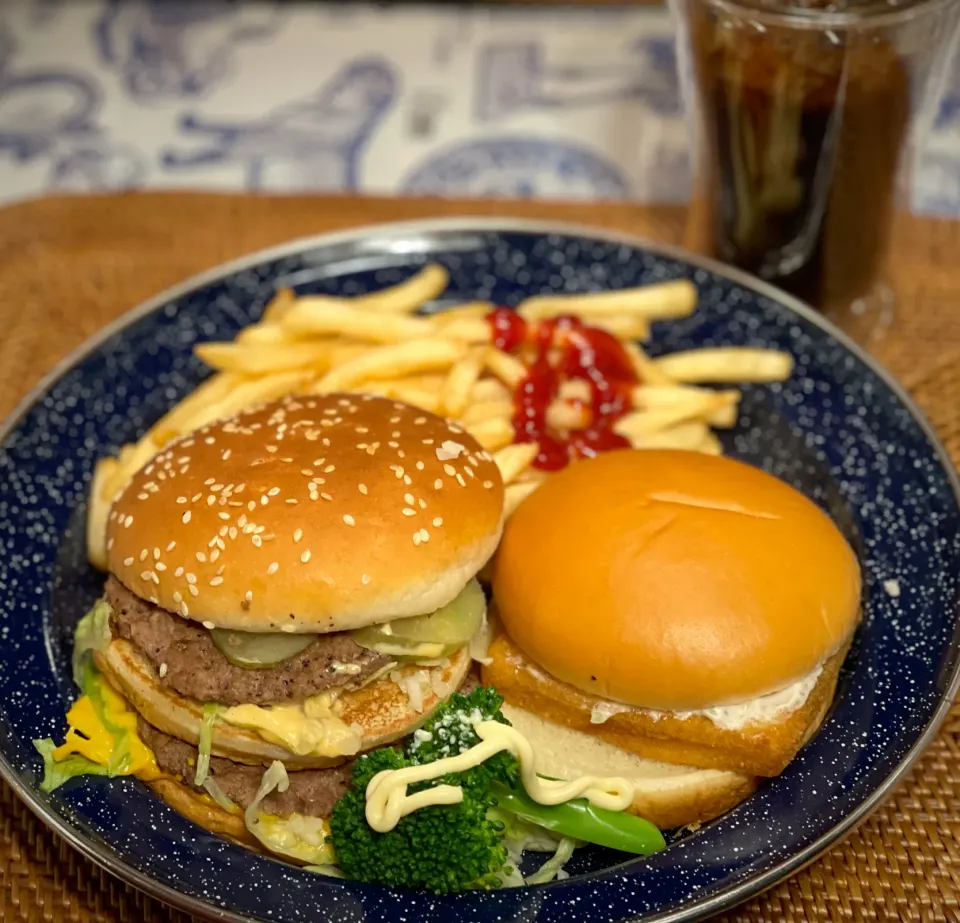 Snapdishの料理写真:ハンバーガーとフィッシュバーガー|Noriyuki Saitoさん