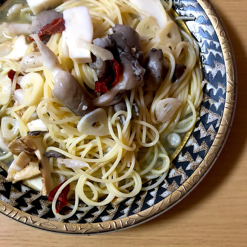 #vegan 
天然ヒラタケと松茸のパスタ|makiko_aさん