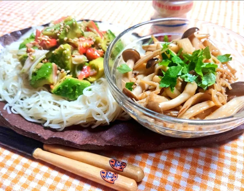 Snapdishの料理写真:アボ蟹うま塩そうめん
焼き茸🍄バルサミコマリネ|マギーさん