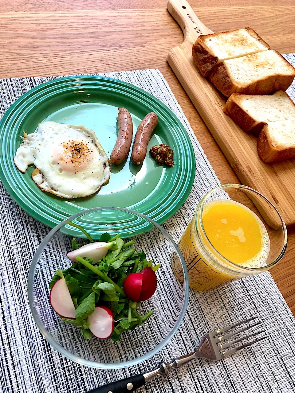 Snapdishの料理写真:今日のあさげ　燻製屋ホワイト、目玉焼き🍳、ラディッシュサラダ、トースト、オレンジジュース　ピザトーストにしようと思ったらパン切るサイズを失敗して厚みバラバラのデッコボコ🤪|BUBUさん