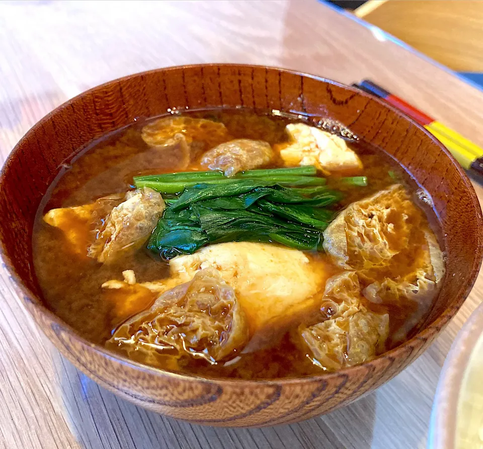 ほうれん草と油揚げ、おたま豆腐の赤だし味噌汁✨|NOBUちえさん