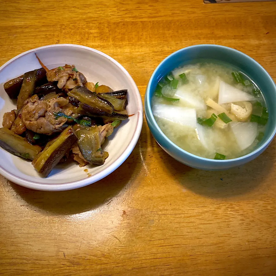 Snapdishの料理写真:豚バラ肉と茄子の炒め物と、蕪と油揚げの味噌汁|もえさん