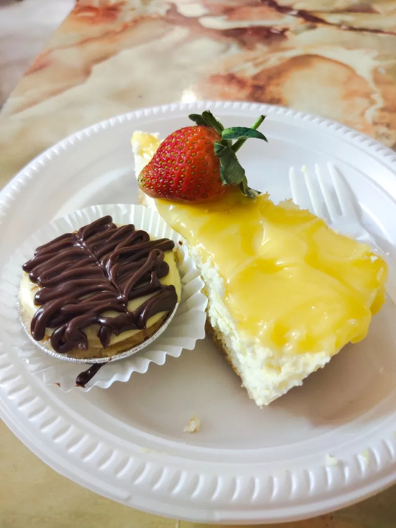 cheese cake and chocolate tart|Steven Chuahさん