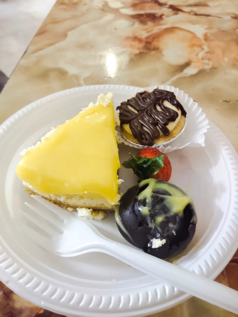 Snapdishの料理写真:cheese cake and chocolate tart|Steven Chuahさん