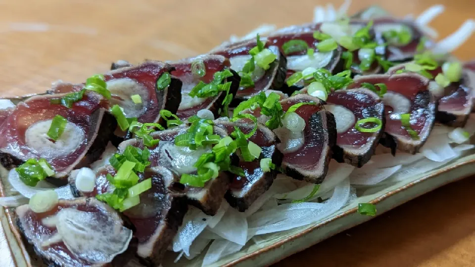 鬼リピ高知県のお取り寄せ☆藁焼き鰹のタタキ☆塩とニンニクスライスで食べるのが通|Hazukiさん