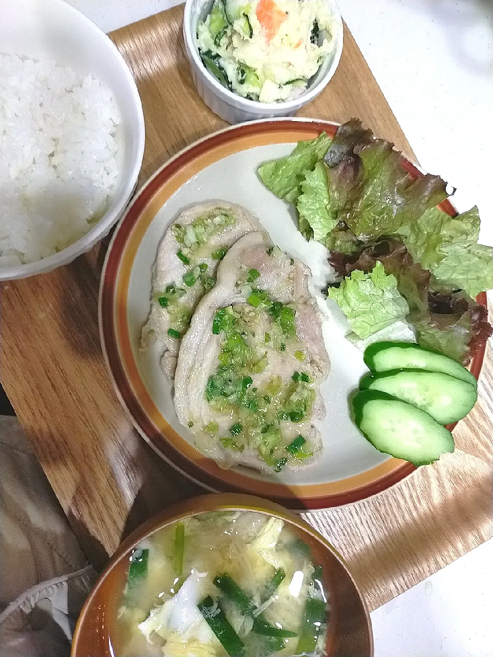 豚肉ロースのネギ塩焼き
ポテトサラダ
ニラとえのきと卵の味噌汁|羊さんさん