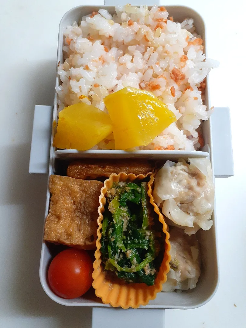 ☆中学生弁当☆玄米入り鮭ごはん、沢庵、焼売、ほうれん草胡麻和え、薩摩揚げ、厚揚げ、ミニトマト|ｼｮｺﾗさん