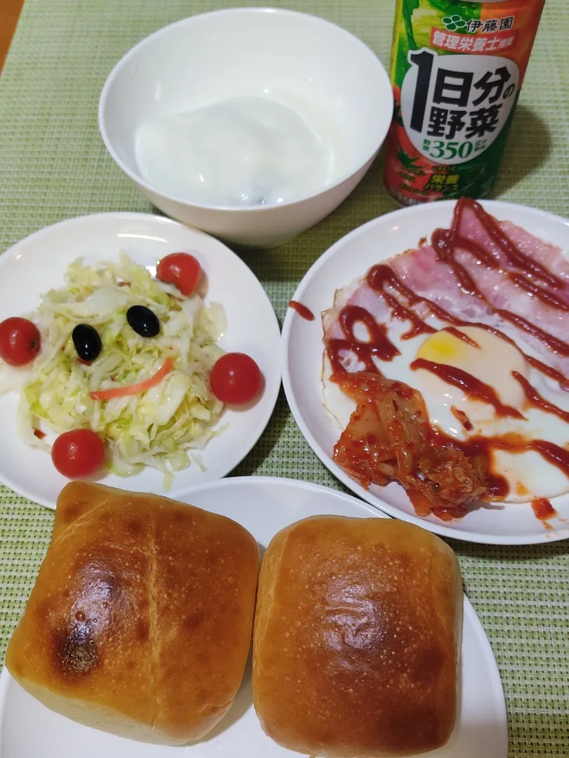 目玉焼きに何かける？

私はケチャップ派。
何故？と聞かれても、なんとなーく卵料理はケチャップかなと。
ですが世間では、醤油・塩コショウ派が圧倒的多数。
卵とケチャップの相性は最強だのに～。|Rピージャーさん