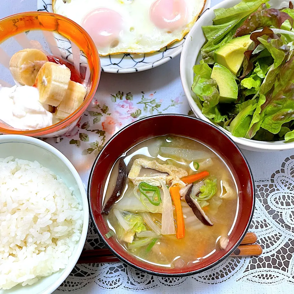 Snapdishの料理写真:朝は具だくさんの味噌汁でスタート|つるひめさん