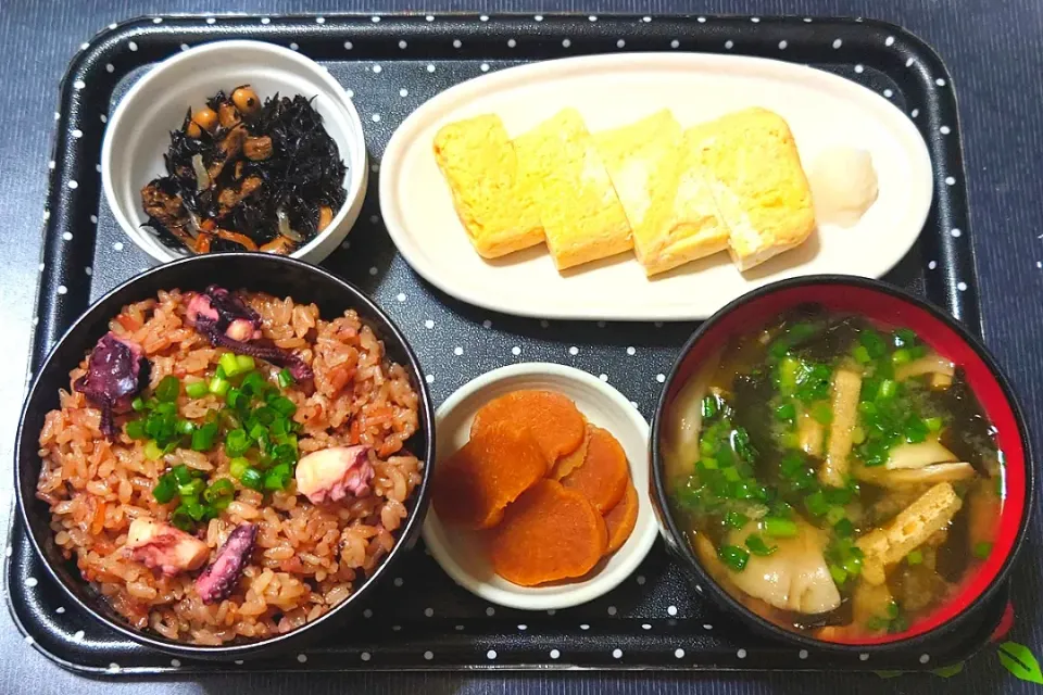 今日の朝ごはん（タコ飯に玉子焼き、ひじき煮、舞茸のみそ汁、大根の麦味噌漬）|Mars＠釜飯作り研究中さん