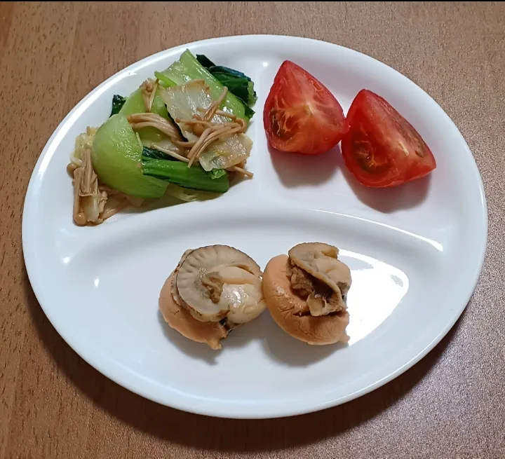 ホタテのバター醤油炒め
白菜とえのき茸とチンゲン菜のバターホタテエキス炒め
トマト
ご飯🍚|ナナさん