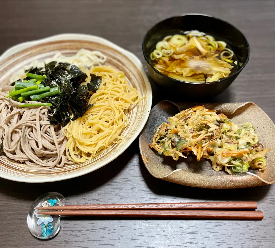 Snapdishの料理写真:麺の食べ比べ！　かき揚げと野菜入りのつゆと共に|yukki-----さん