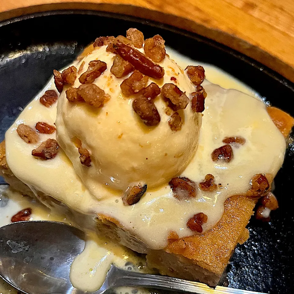 Snapdishの料理写真:Blondie with vanilla ice cream & walnuts|🌺IAnneさん