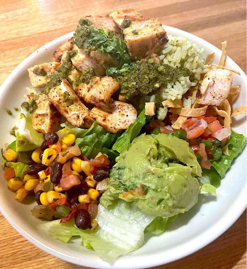 Snapdishの料理写真:Fiesta bowl - grilled-lime chicken, cilantro rice, guacamole, corn salad,|🌺IAnneさん