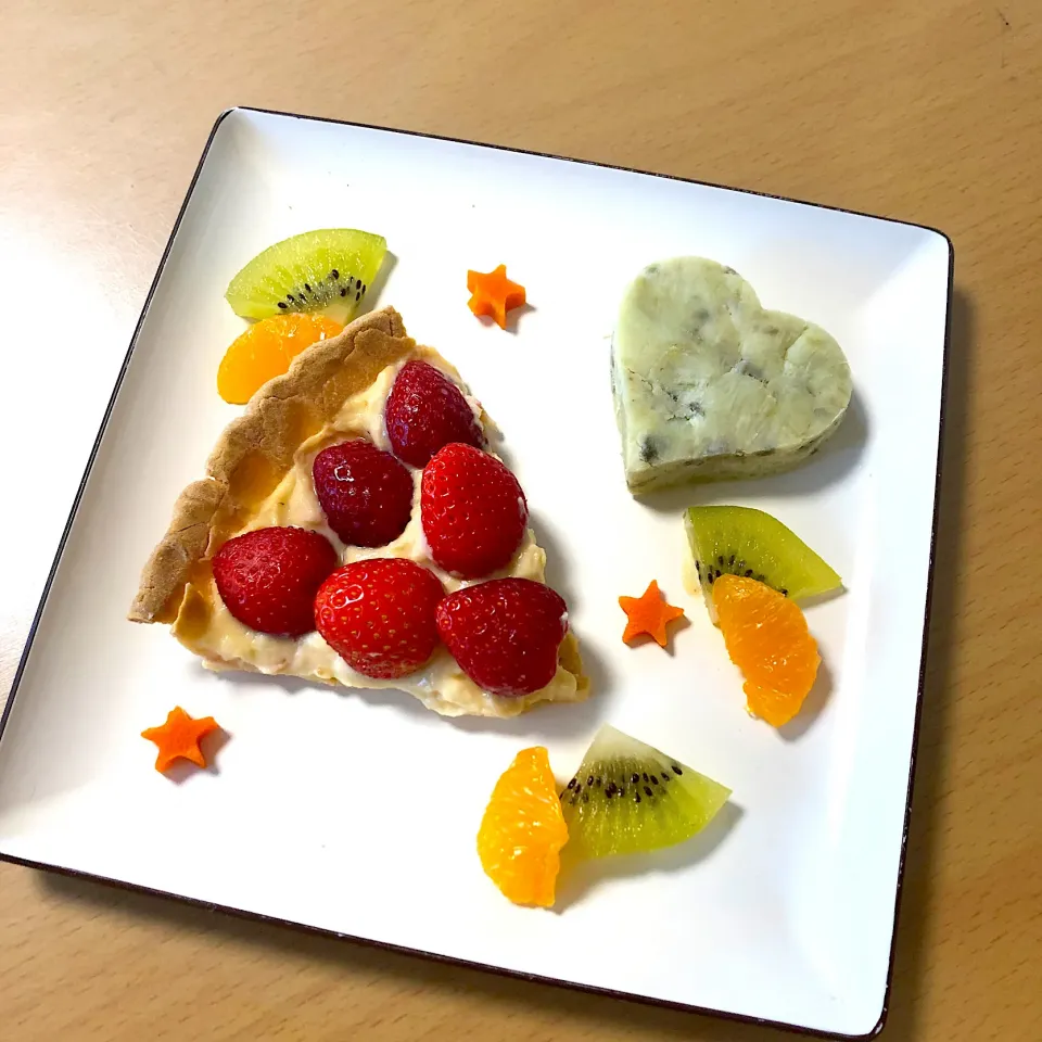 Snapdishの料理写真:♡3歳バースデー♡苺のタルト🍓皿盛りver②|みきのキッチン＊*さん