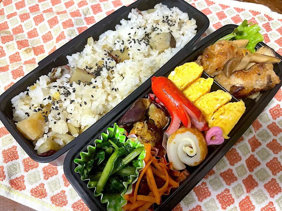 Snapdishの料理写真:お弁当★鶏肉ときのこのレモンバターソテー、粉チーズ卵、なすの味噌マヨ炒め、小松菜のからし漬け、にんじんのカレーマリネ、チーズちくわ、さつまいもごはん|ハルさん