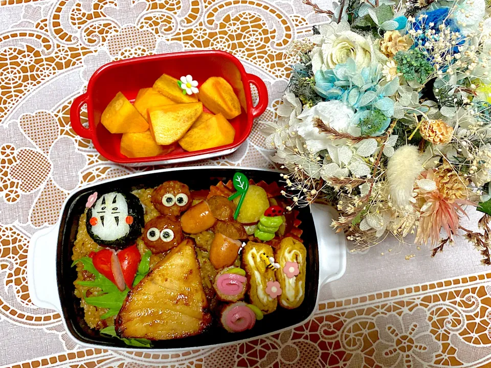 Snapdishの料理写真:2020.11.8はカオナシのミニおにぎり入り牛ごぼう混ぜご飯弁当♥️|makoさん