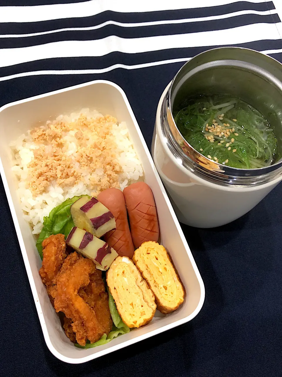 たらこしゃけご飯、たまご焼き、ウインナー、イカフライ、さつまいもの甘煮、水菜のスープ|きらきらさん