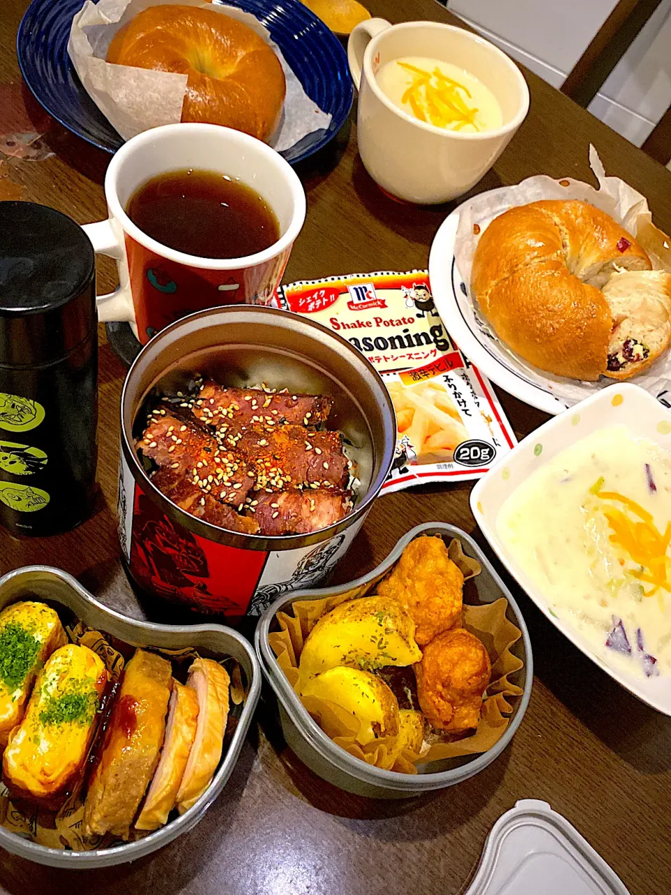 お弁当　牛タン焼肉丼　焼き海苔　フライドチキン　ベイクドポテト　ローストチキン　チーズハンバーグ　バーベキューソース　出し巻き卵　青海苔　麦茶　プレーン＆クランベリーチーズベーグル　クリームチキンスープ　激辛デビルシーズニング　コーヒー|ch＊K*∀o(^^*)♪さん