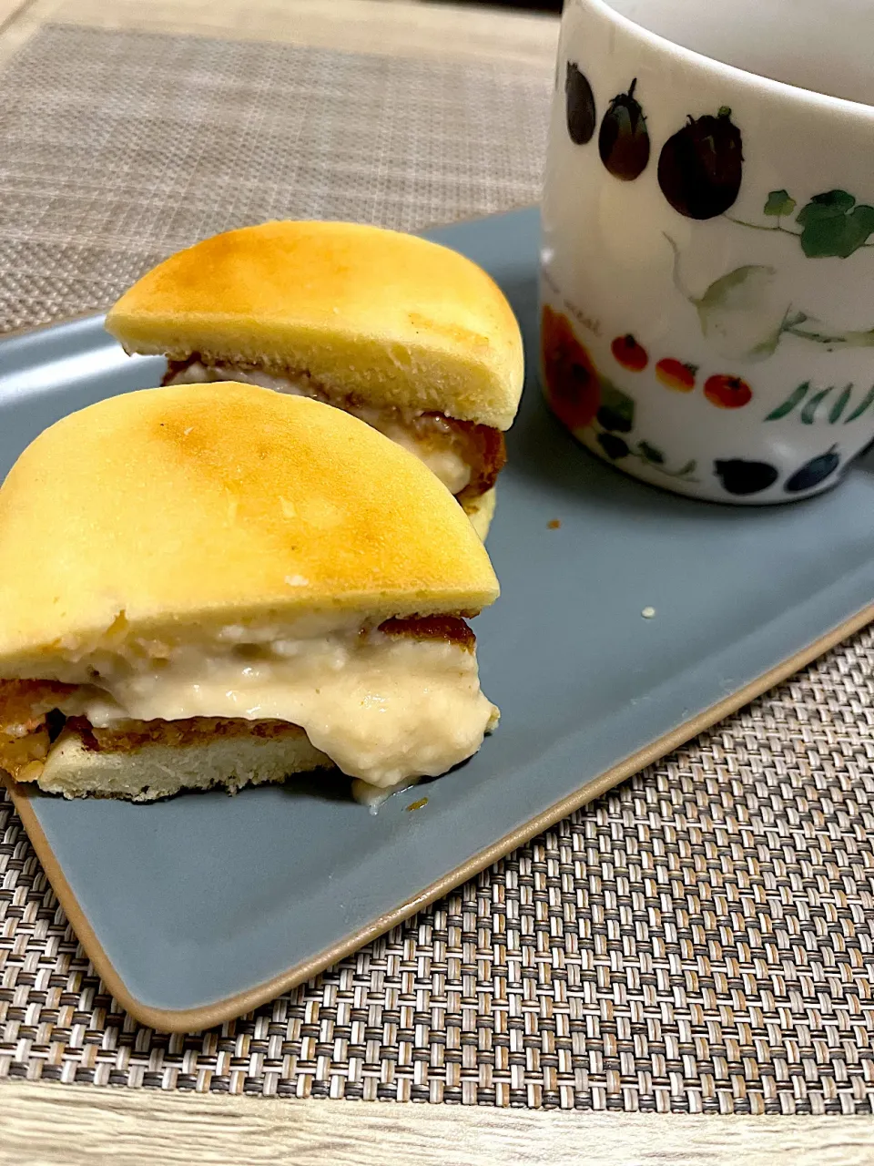 今日の朝ごはん~かにクリームコロッケバーガー風~|ゆかｕさん