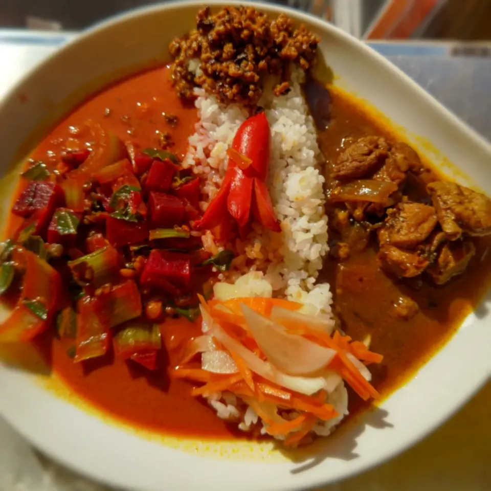 ビーツとチンゲン菜のミックスダルーカレー+バターチキンカレーのあいがけカレwithタコさんウインナー🐙🍛|ふじわらたくやさん