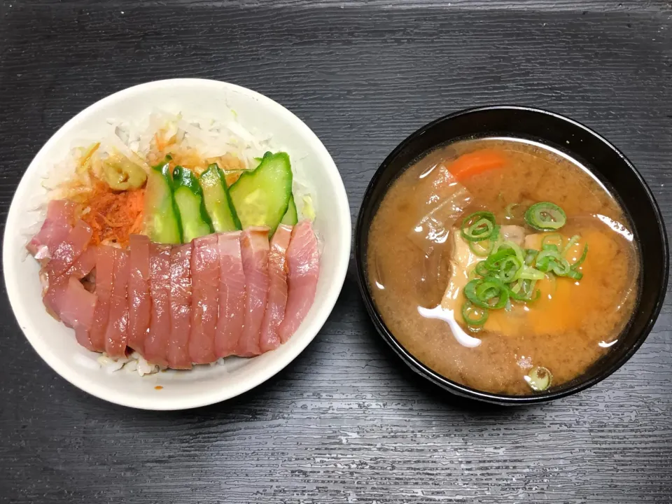 ご飯の上にまんま刺身のっけてみた😅|まちゃさん