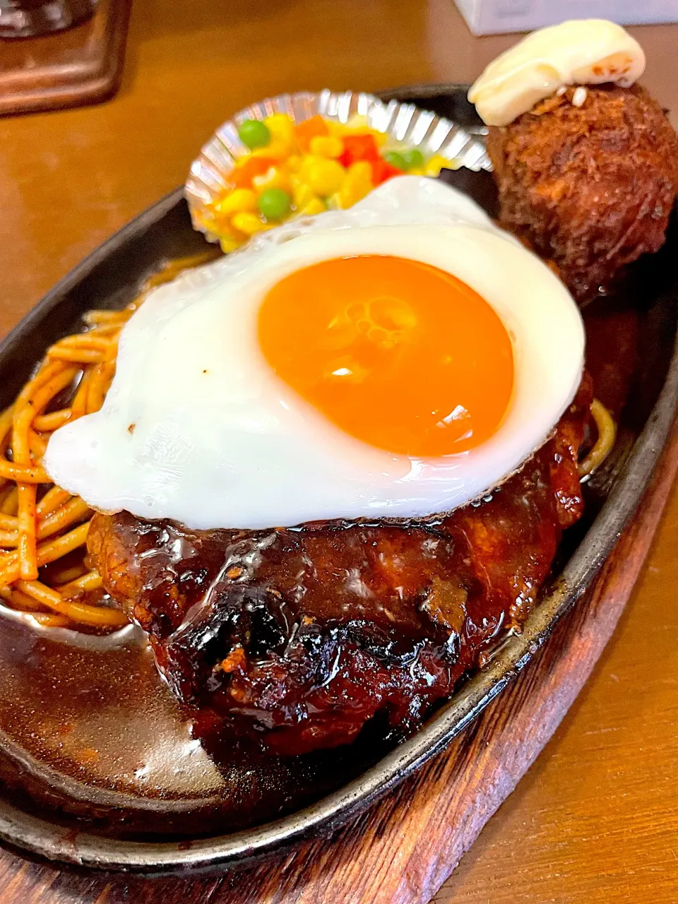 Snapdishの料理写真:ハンバーグ目玉焼き乗せクリームコロッケ！|Tomyさん