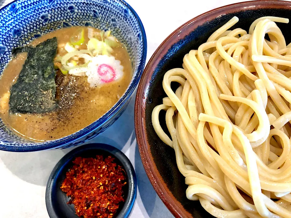 Snapdishの料理写真:白楽栗山製麺　辛つけ麺@横浜ベイサイド　並盛400g ¥950  麺少なめ(300g)にすると味玉付けてくれるって食べ終わってから知った〜🤣　久しぶりのつけ麺でお腹パンパン❗️ 魚介系醤油スープに辛みが何とも刺激的かつ旨みたっぷりのつけだれでした😋　　ご馳走様でした🙏|BUBUさん