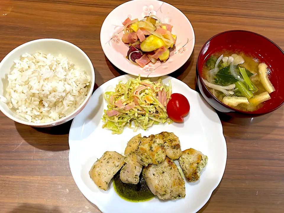 バジルマヨソースの鶏むねソテー　キャベツと卵のケチャマヨサラダ　小松菜と舞茸の味噌汁　さつまいものジャーマンポテト風|おさむん17さん