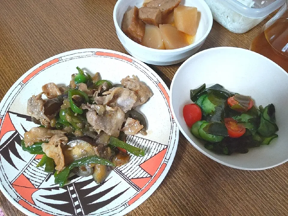 Snapdishの料理写真:豚肉とナスの醤油炒め
じゃこ天と大根の煮物
きゅうりとわかめの酢の物|尚さん